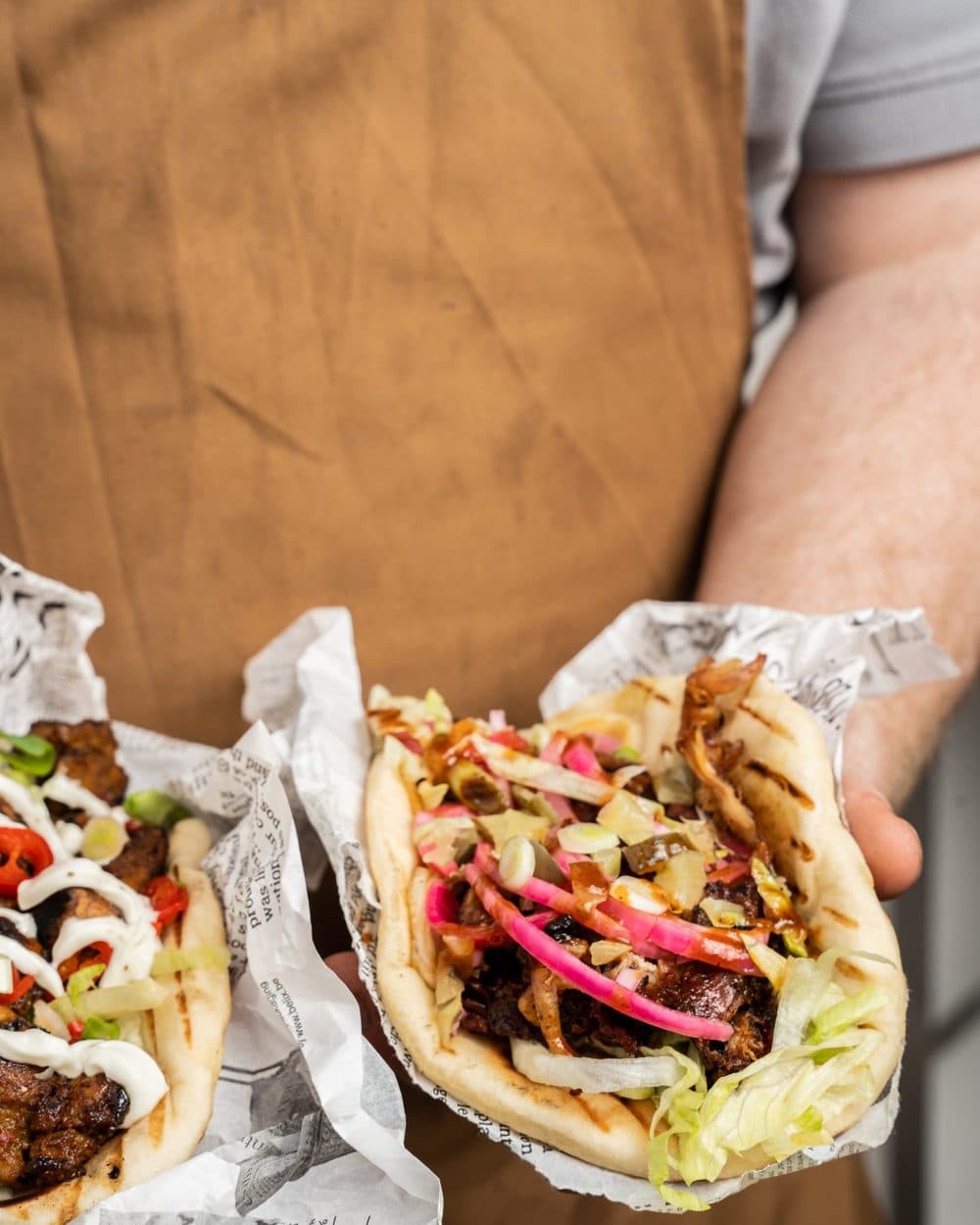 Twee flatbreads, vers uit de keuken