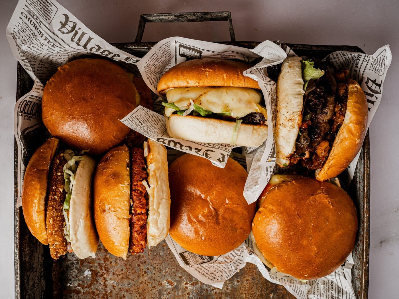 Een bakplaat vol burgers en broodjes